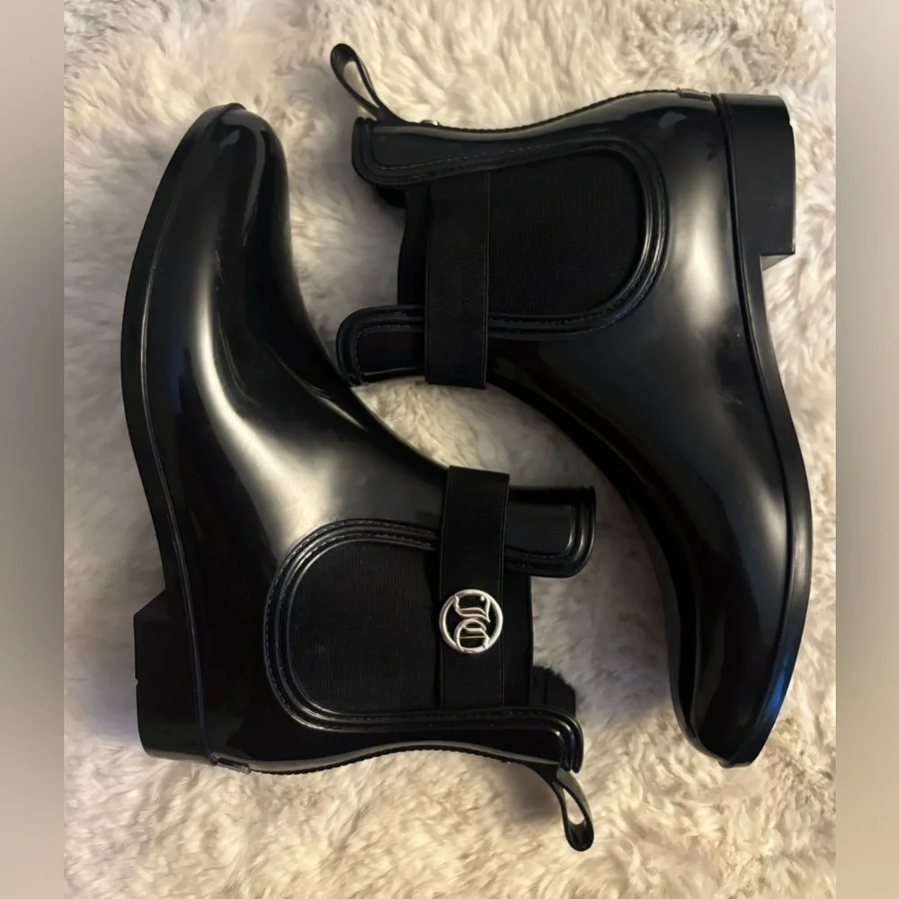 Juicy Couture Tarain Black Chelsea Pull-On Ankle Rain Boots Size: 9